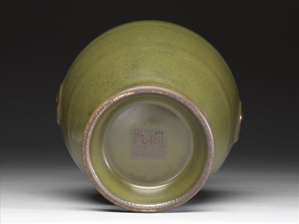 茶葉末釉獸耳弦紋壺