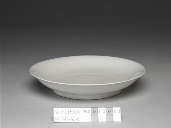 甜白釉雲鳳紋盤