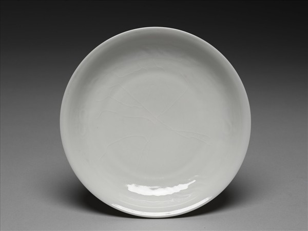 甜白釉雲鳳紋盤