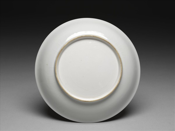 甜白釉雲鳳紋盤