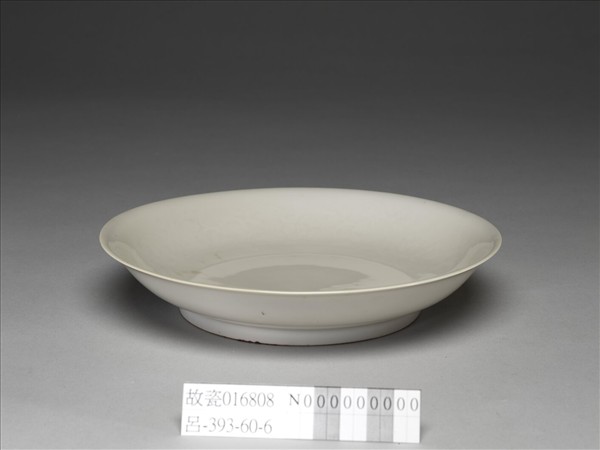 甜白釉印花花卉紋盤