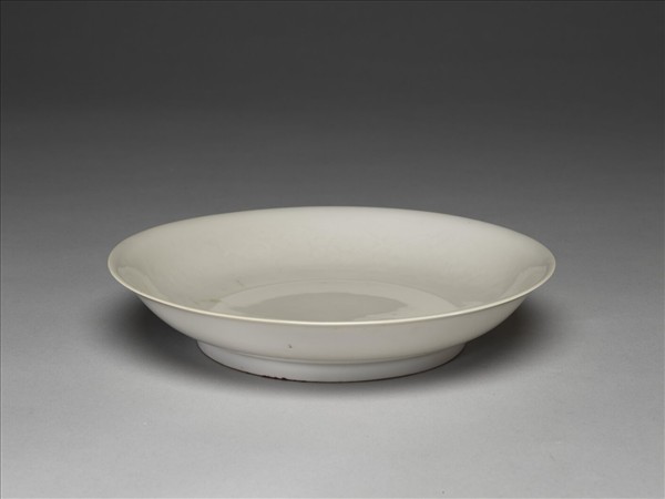 甜白釉印花花卉紋盤