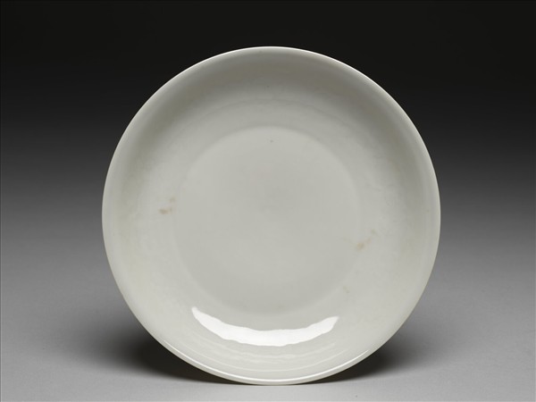 甜白釉印花花卉紋盤