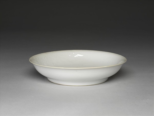 甜白釉印花龍紋盤