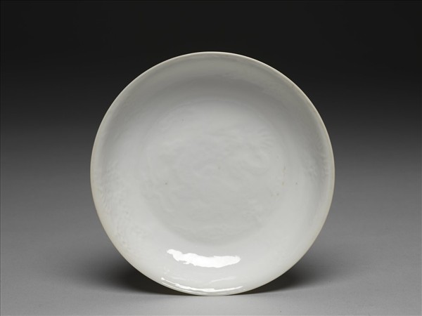 甜白釉印花龍紋盤