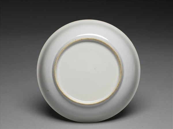 甜白釉印花龍紋盤