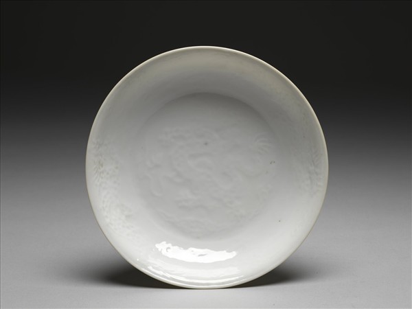 甜白釉印花龍紋盤