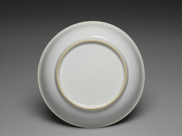 甜白釉印花龍紋盤