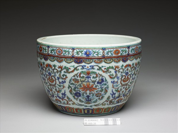 鬥彩番蓮紋缸