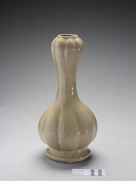 米黃釉蒜頭瓶