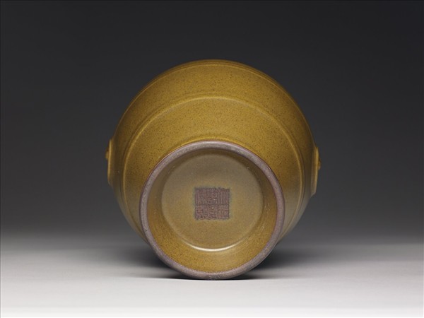 茶葉末釉獸耳弦紋壺