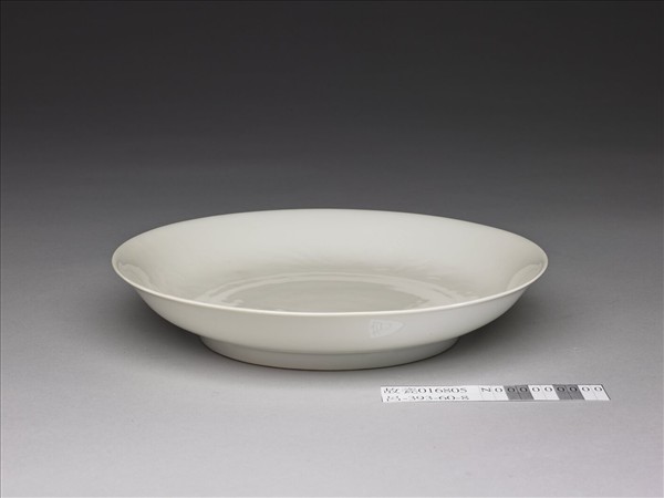 甜白釉雲鳳紋盤