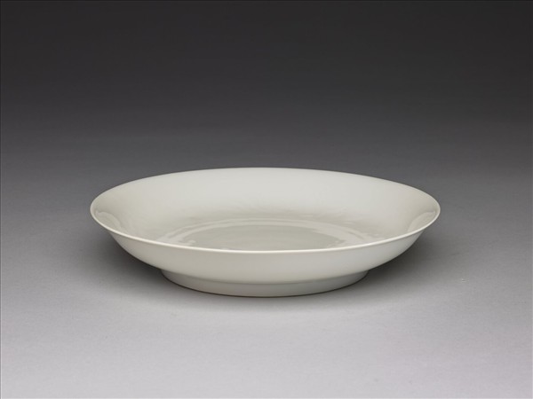 甜白釉雲鳳紋盤