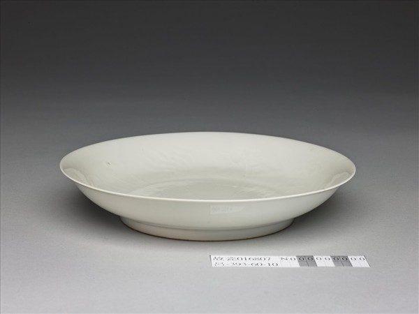 甜白釉雲鳳紋盤