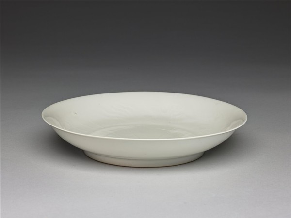 甜白釉雲鳳紋盤