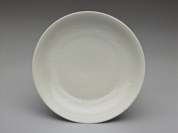 甜白釉雲鳳紋盤