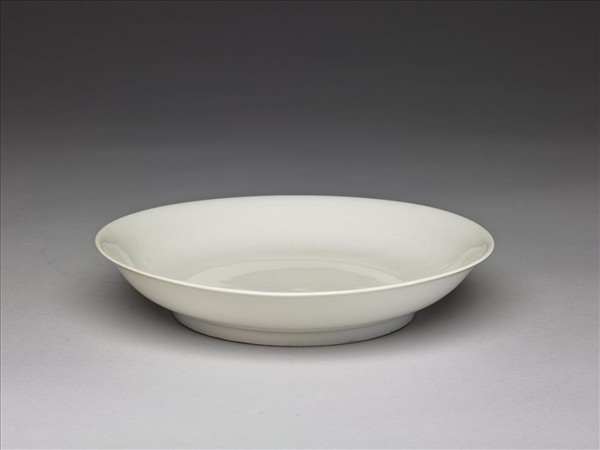 甜白釉印花花卉紋盤