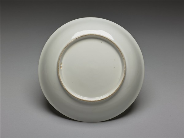 甜白釉印花花卉紋盤