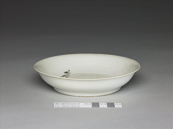 甜白釉印花龍紋盤