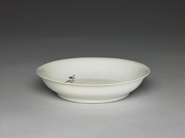 甜白釉印花龍紋盤