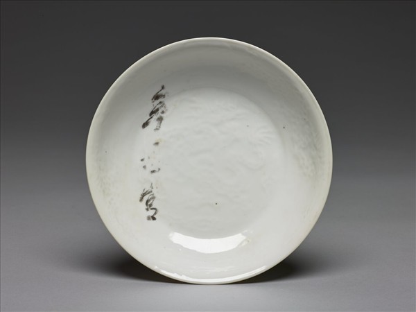 甜白釉印花龍紋盤