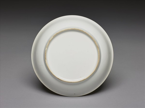 甜白釉印花龍紋盤