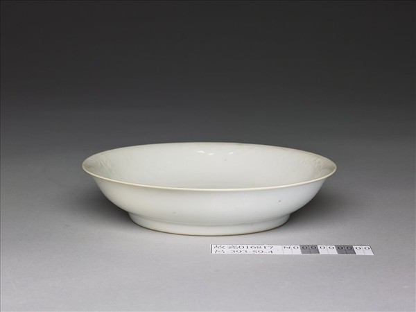 甜白釉印花龍紋盤