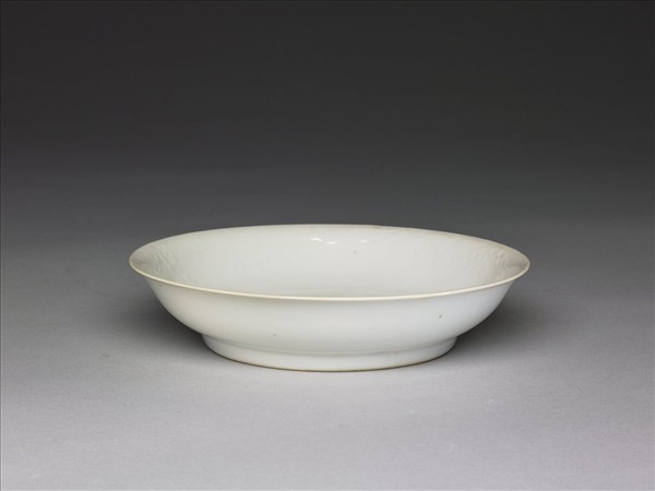 甜白釉印花龍紋盤