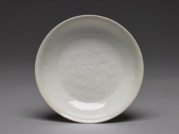 甜白釉印花龍紋盤
