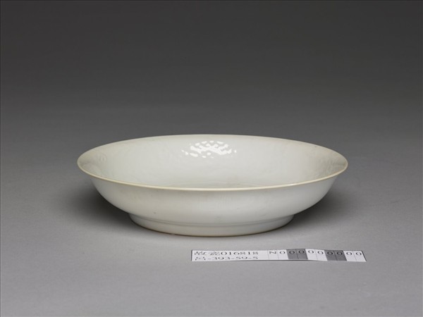 甜白釉印花龍紋盤