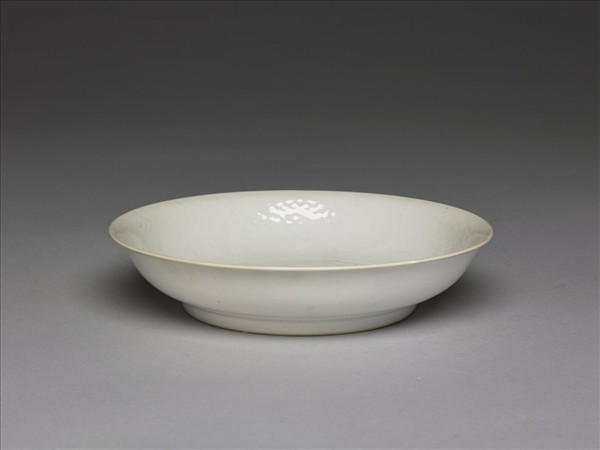 甜白釉印花龍紋盤