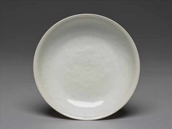 甜白釉印花龍紋盤