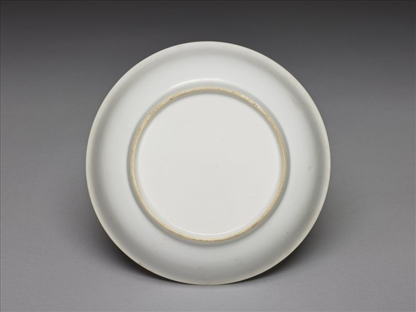 甜白釉印花龍紋盤