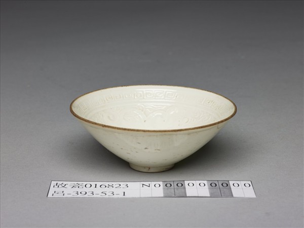 白瓷印花螭紋杯