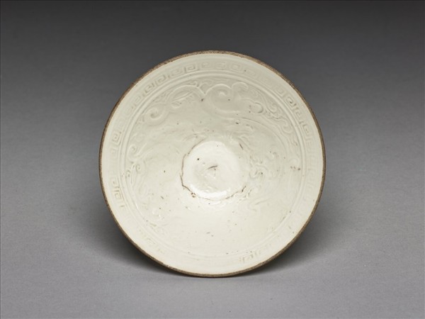 白瓷印花螭紋杯