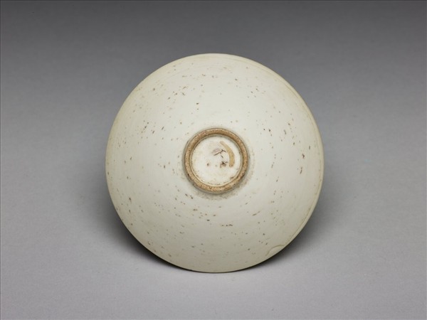 白瓷印花螭紋杯