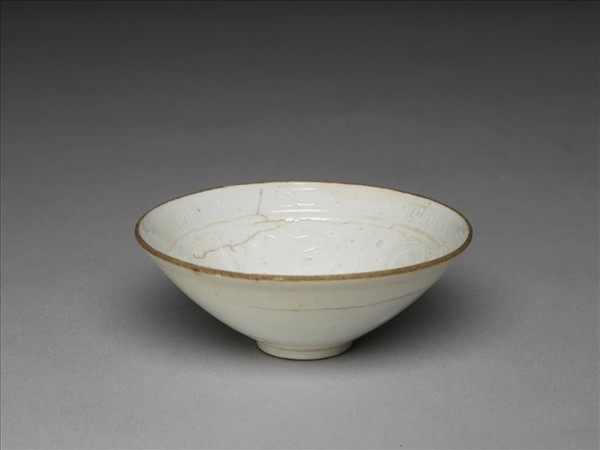 白瓷印花螭紋杯