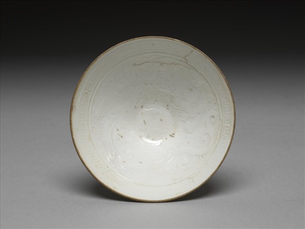 白瓷印花螭紋杯