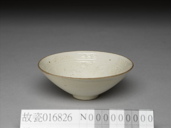 白瓷印花螭紋杯