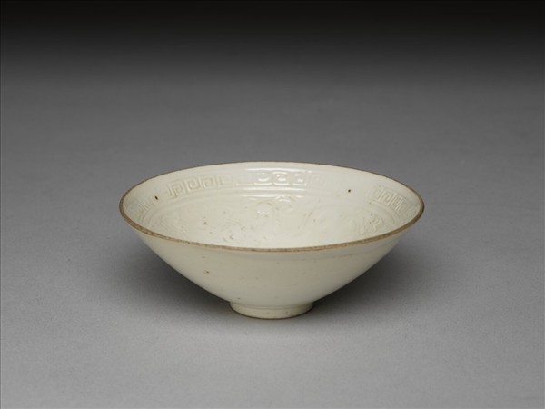 白瓷印花螭紋杯