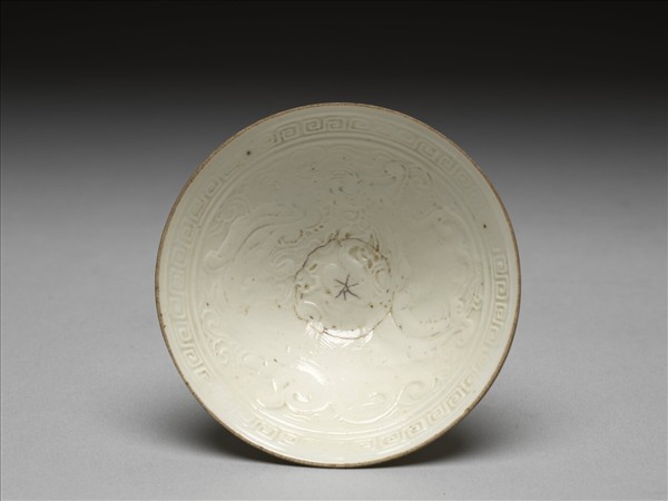 白瓷印花螭紋杯