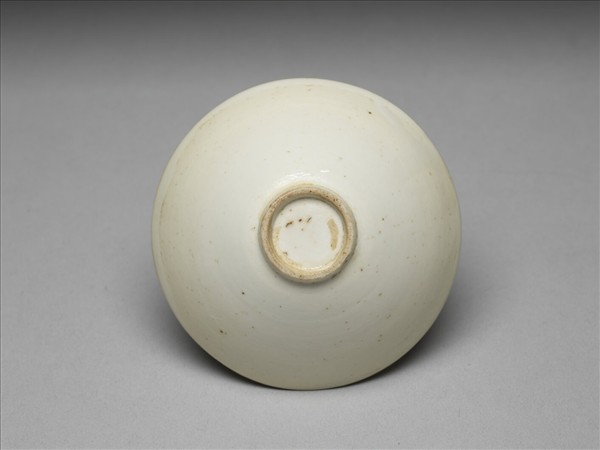 白瓷印花螭紋杯