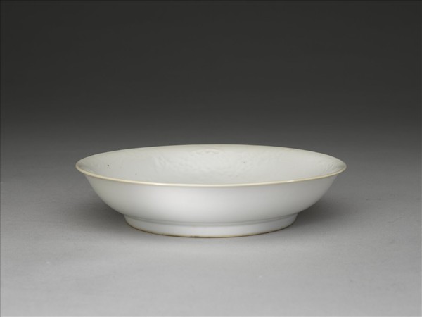 甜白釉印花龍紋盤