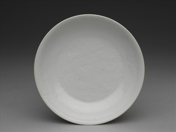 甜白釉印花龍紋盤