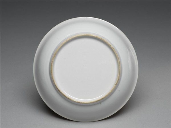 甜白釉印花龍紋盤