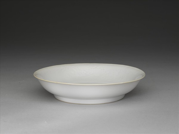 甜白釉印花龍紋盤