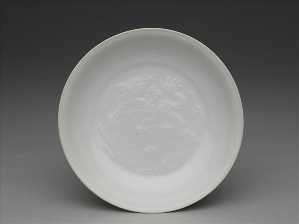 甜白釉印花龍紋盤