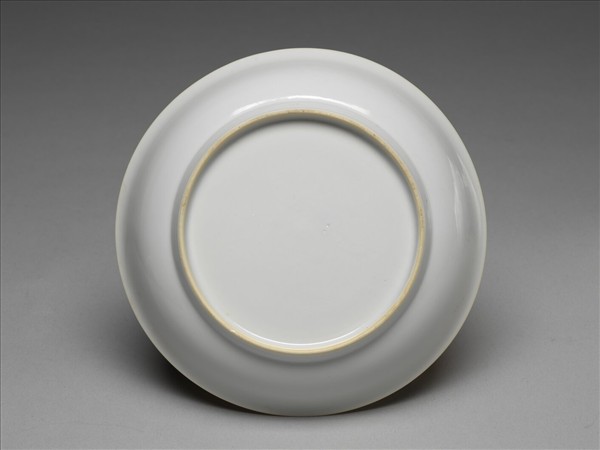 甜白釉印花龍紋盤