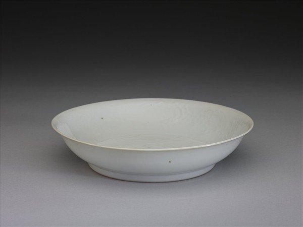 甜白釉印花龍紋盤