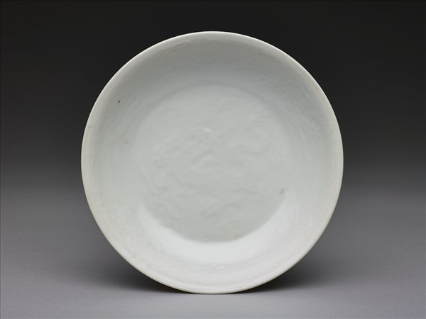 甜白釉印花龍紋盤